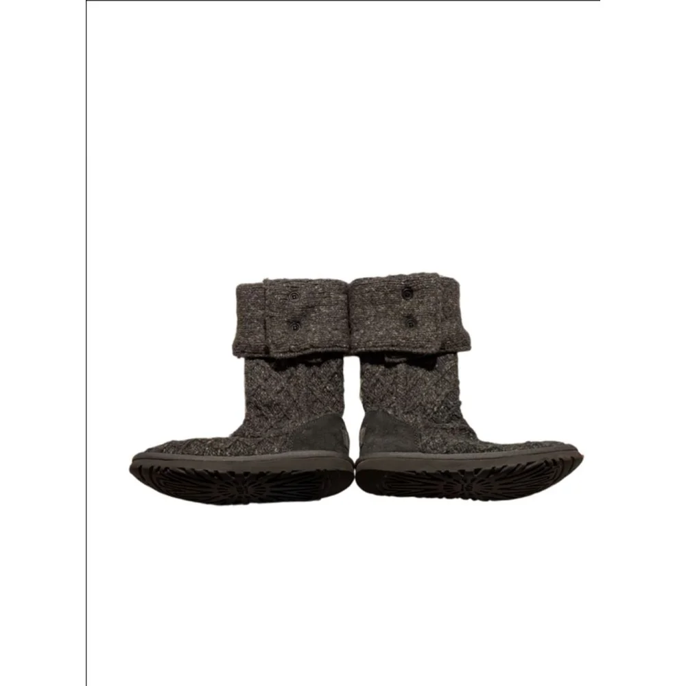 Women's UGG Gray Knit Cable Button Winter Boots Size 6